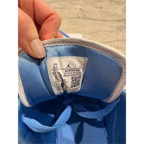 Women’s Jordan 1 Low UNC - Picture 4 of 10